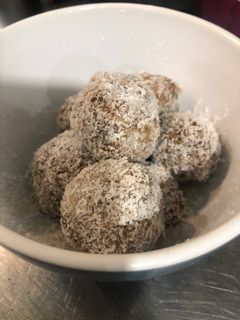 Una foto de Bolitas energéticas de dátiles y canela (paleo)