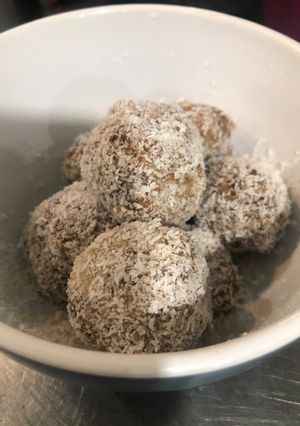 Una foto de Bolitas energéticas de dátiles y canela (paleo)