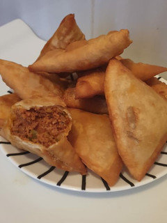 Una foto de Empanadas de atún con salsa de tomate picante
