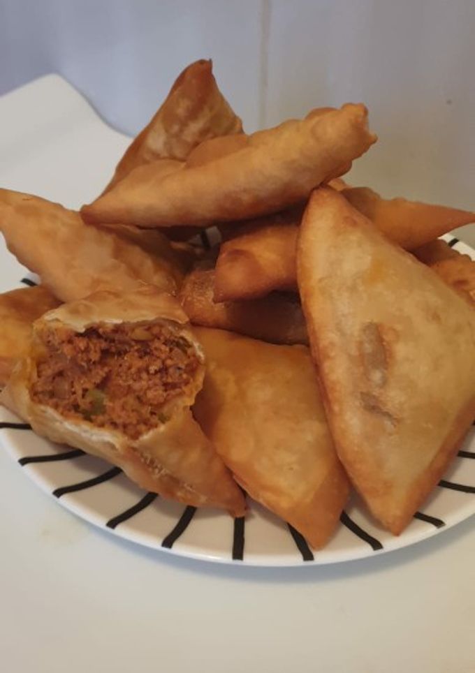 Una foto de Empanadas de atún con salsa de tomate picante