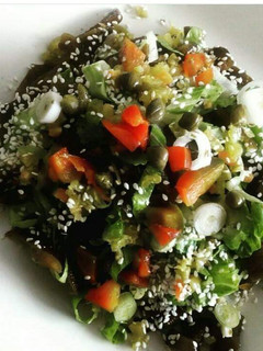 Una foto de Ensalada de cochayuyo con cebollín y alcaparras
