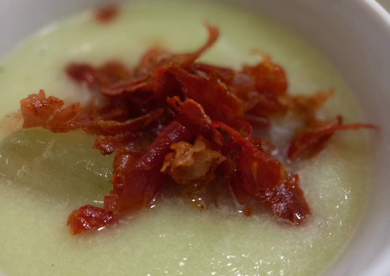 Sopa fría de melón con crujiente de jamón ibérico