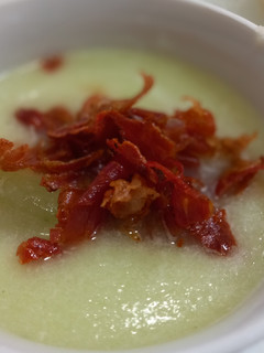 Una foto de Sopa fría de melón con crujiente de jamón ibérico