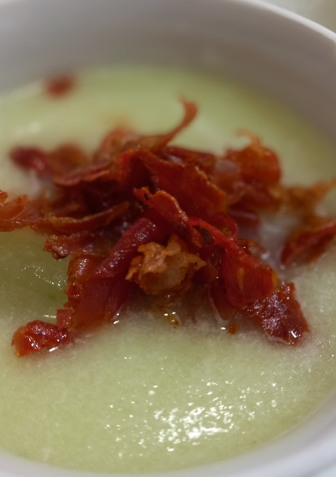 Una foto de Sopa fría de melón con crujiente de jamón ibérico
