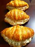 Croissant con pollo y apio