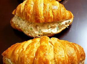 Una foto de Croissant con pollo y apio