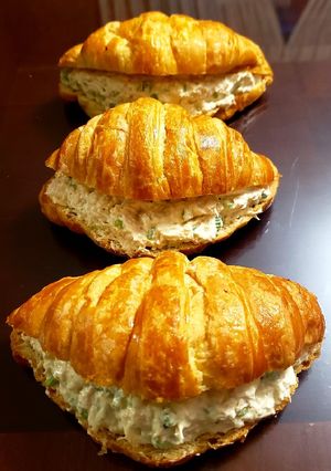 Una foto de Croissant con pollo y apio