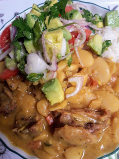 Una foto de Pallares con salsa criolla🇵🇪