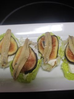 Una foto de Barquitas de lechuga con higo y boquerones