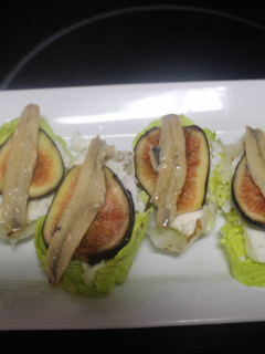 Una foto de Barquitas de lechuga con higo y boquerones