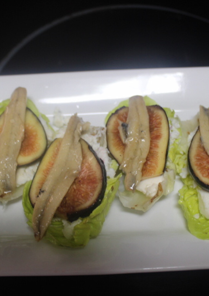 Una foto de Barquitas de lechuga con higo y boquerones