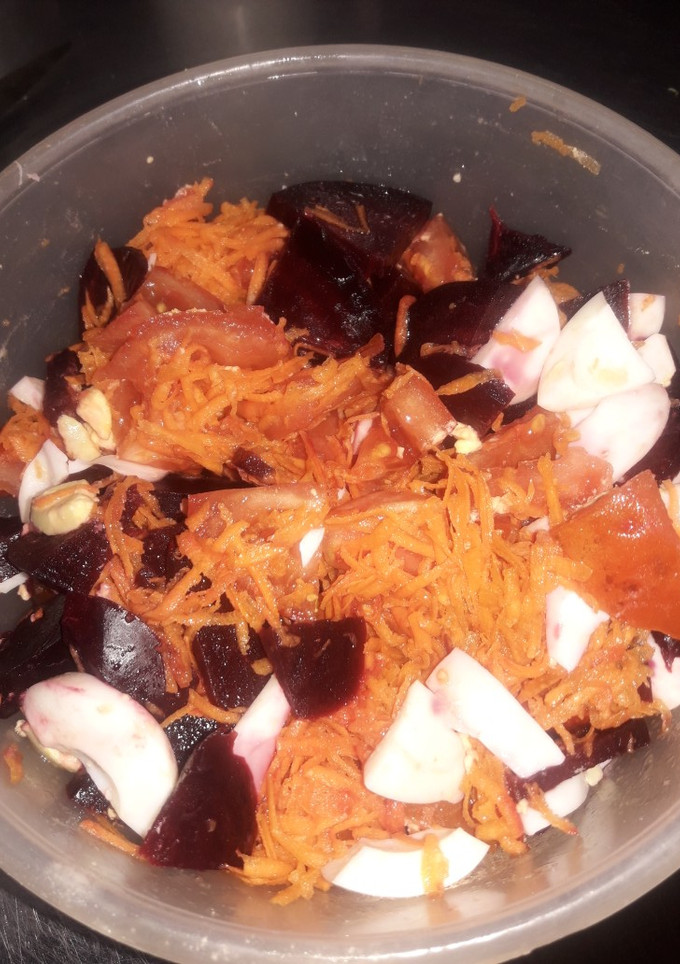 Una foto de Ensalada de vegetales y huevo duro