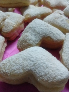 Una foto de Corazones de hojaldre rellenos de crema pastelera - San Valentín