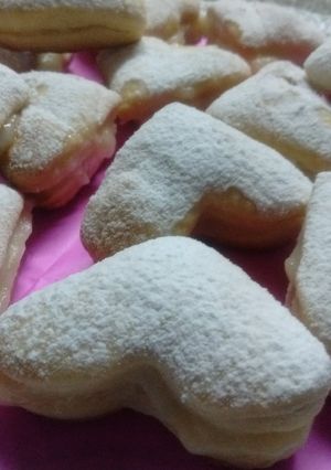 Una foto de Corazones de hojaldre  rellenos de crema pastelera - San Valentín