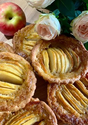 Une photo de Petites tartelettes aux pommes caramélisées à la pâte sucrée croquante