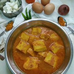 A picture of Egg Paneer Dhokla Curry.