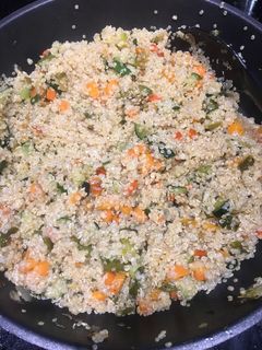 Una foto de Quinoa con verduras