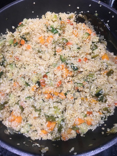 Una foto de Quinoa con verduras