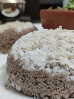 கேரளா ஸ்பெஷல் சிவப்பு  அரிசி புட்டு (Chemba Puttu) (Sivappu arisi puttu recipe in tamil) செய்முறை முக்கிய புகைப்படம்