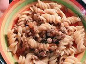 A picture of nui xào bò cho bé