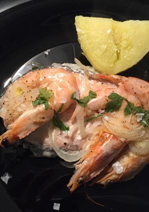 Una foto de Salmón con gambas al papillote