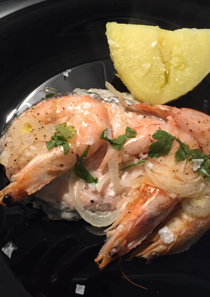 Una foto de Salmón con gambas al papillote