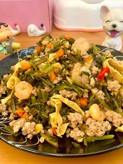 《雪菜炒豬肉鮮蝦腐竹》 的食譜成品照片