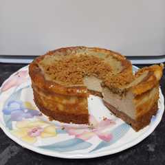 A picture of Tarta de Queso Cremosa con Pistacho.