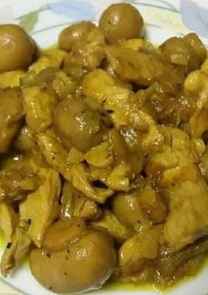 Foto principal de Pollo con cúrcuma, champiñones y vino tinto