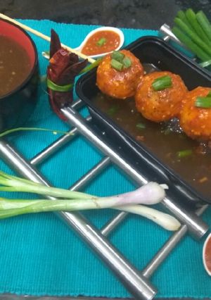 A picture of Appam with hot chilli sauce and veg hot and sour soup.