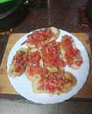 Tostas al ajillo con picada de tomate, aceitunas y jamón serrano