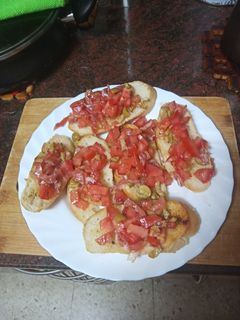 Una foto de Tostas al ajillo con picada de tomate, aceitunas y jamón serrano