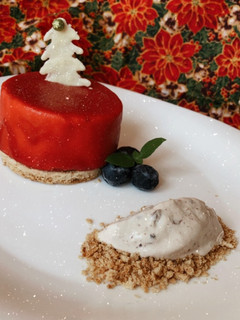 Una foto de Mousse de frutos rojos, glaseado espejo y helado de nuez