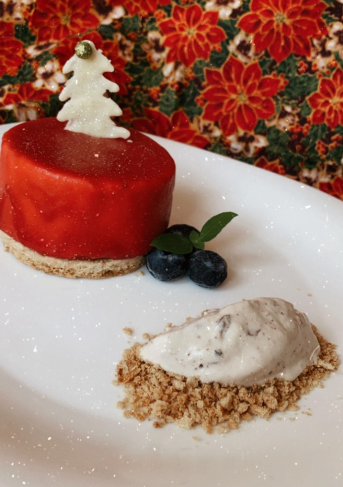 Una foto de Mousse de frutos rojos, glaseado espejo y helado de nuez