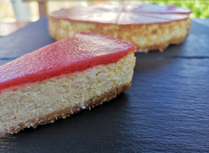 Sült túrótorta eperzselével recept fotója