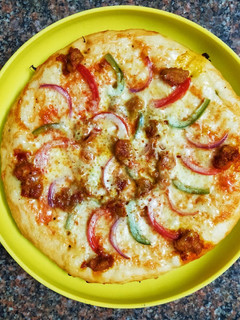 சிக்கன் பீட்சா (Chicken pizza recipe in tamil) செய்முறை முக்கிய புகைப்படம்