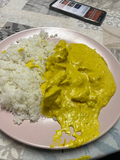 Una foto de Pollo al curry con arroz