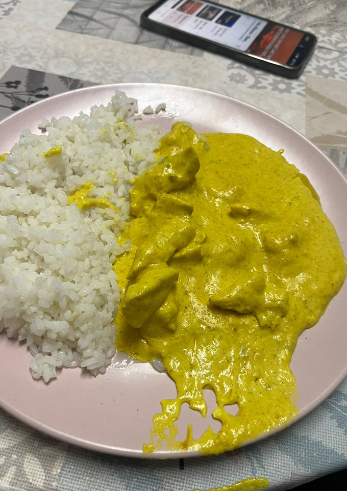 Una foto de Pollo al curry con arroz