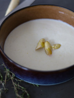 Una foto de Vichyssoise de espárragos blancos con tallos, piel y agua de la cocción