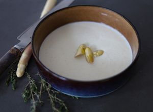 Foto principal de Vichyssoise de espárragos blancos con tallos, piel y agua de la cocción