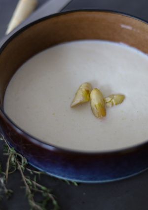 Una foto de Vichyssoise de espárragos blancos con tallos, piel y agua de la cocción