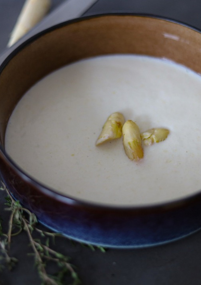 Una foto de Vichyssoise de espárragos blancos con tallos, piel y agua de la cocción