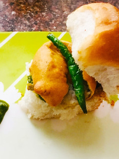 वड़ा पाव (vada pav recipe in Hindi) रेसिपी मुख्य फोटो