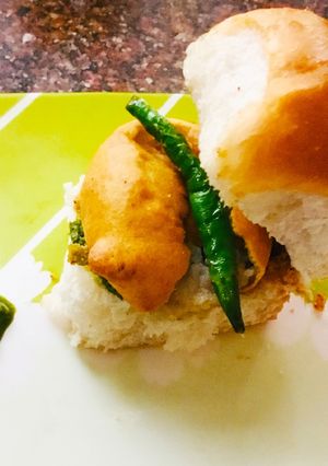 वड़ा पाव (vada pav recipe in Hindi) रेसिपी मुख्य फोटो