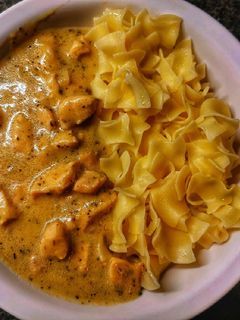Mézes-mustáros tárkonyos csirkemell kockák tésztával recept fotója