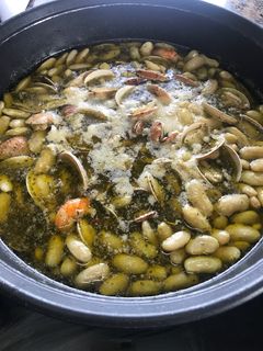 Una foto de Fabas con Almejas