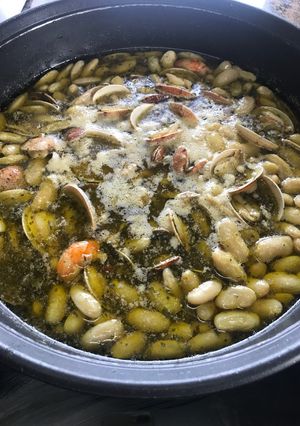 Una foto de Fabas con Almejas