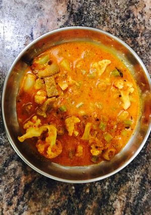 A picture of Vegetable gravy with coconut.