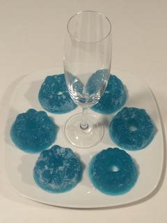 Una foto de Gelatinas fresquitas de vino espumoso azul