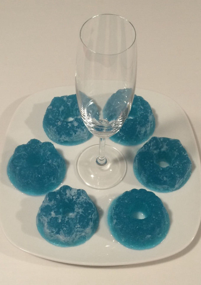 Una foto de Gelatinas fresquitas de vino espumoso azul